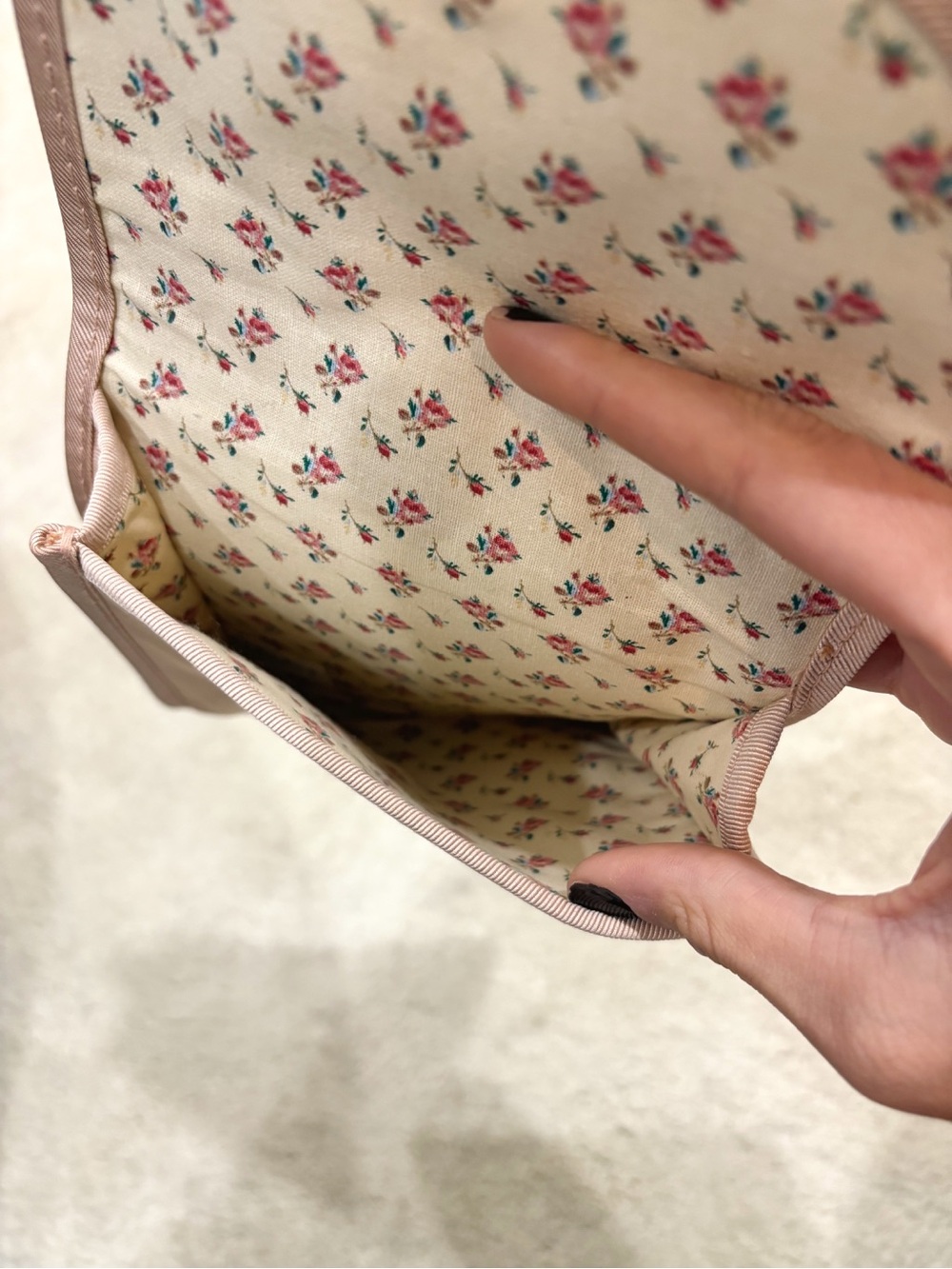 Authentic Gucci Beauty Blush Pink floral interior cosmetic pouch - Picture 6 of 6